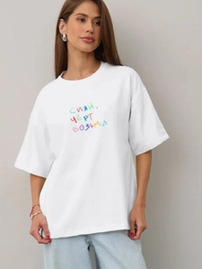 Oversized λευκό βαμβακερό μπλουζάκι με πολύχρωμο ρωσικό κείμενο και στρογγυλή λαιμόκοψη