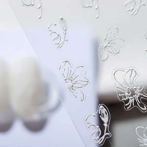 3D-geprägte weiße Blumen-Nagelaufkleber mit minimalistischem Relief auf klarem Träger