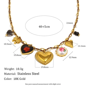 Collier en acier inoxydable plaqué or 18 carats avec pendentifs cœur et motifs floraux