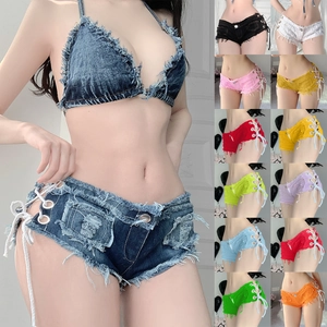 Dettaglio di un set bikini in denim con bordi sfrangiati e lacci bianchi laterali