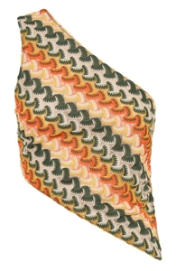 Détail du haut court asymétrique au crochet avec motif à chevrons multicolores et dentelle