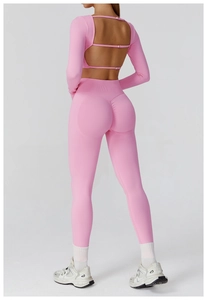 Détails du dos découpé et effet froncé sur l'ensemble de yoga rose pour sportives