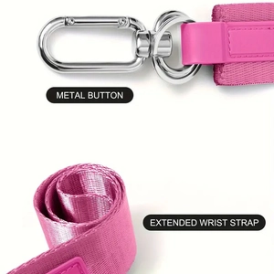 Dettaglio del cinturino da polso in nylon rosa con bottone in metallo e trama in tessuto