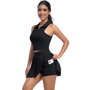 Détail d'une jupe de sport plissée noire avec poche intégrée contenant un smartphone