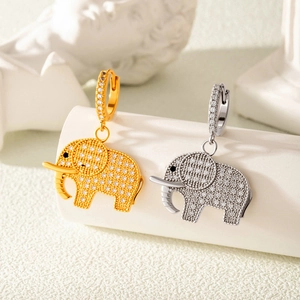 Boucles d'oreilles créoles éléphant en or et argent serties de zircons étincelants