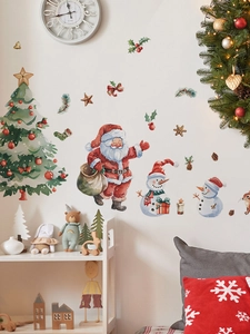 Stickers de Noël avec Père Noël et bonhomme de neige sur mur blanc de salon décoré