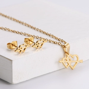 Parure de bijoux en acier titane doré avec collier et boucles d'oreilles cœur fléché