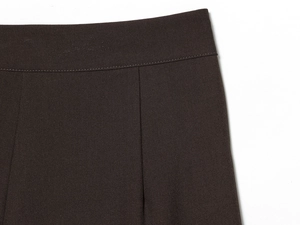 Primo piano dei dettagli in vita sui pantaloncini in twill marrone scuro e cuciture