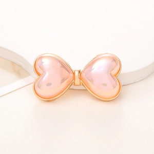 Roze parelmoer strik ornament voor DIY decoratie op een witte achtergrond