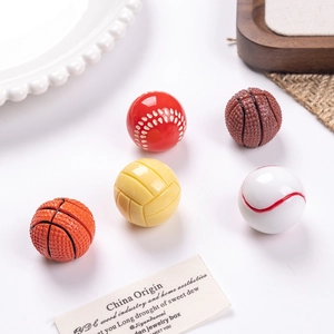 Lot détaillé de 5 miniatures de ballons de sport en résine incluant des pendentifs basket