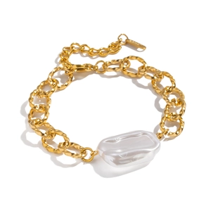 Golden chunky chain bracelet with white baroque pearl on a clean white background