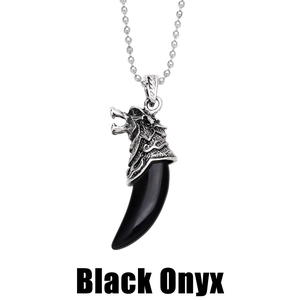 Detail van vintage zilveren wolfskop ketting met zwarte onyx hanger in de vorm van een tand