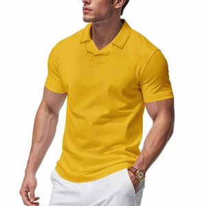 Detalle de la textura de punto de nido de abeja amarillo y cuello clásico de polo para hombre