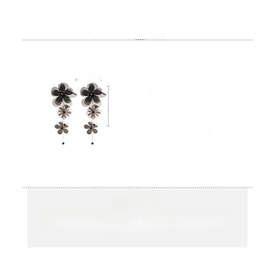 Tabella taglie orecchini a fiore in chiffon nero con lunghezza 16cm e larghezza di 6,5cm