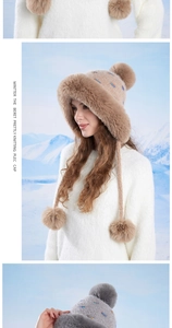 Dettagli del cappello invernale in maglia con bordo in peluche e grandi pompon in pelliccia