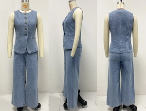 Trois vues d'un ensemble en jean bleu clair avec gilet sans manches et pantalon large