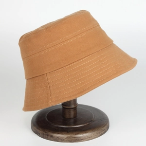 Chapeau bob en toile kaki de style japonais avec coutures renforcées sur support bois
