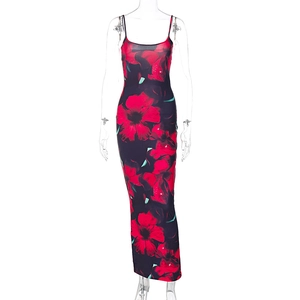 Détail de l'imprimé floral rouge tropical sur la robe longue moulante à fines bretelles