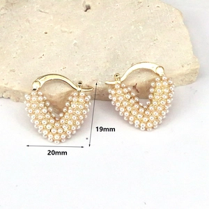 Detailed view of heart-shaped pearl earrings with gold frame and size dimensions