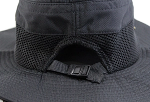 Détail d'un chapeau solaire d'extérieur avec maille respirante et boucle pour queue de cheval