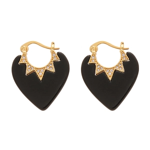 Boucles d'oreilles cœur en émail noir avec placage en or et pierres de zircon