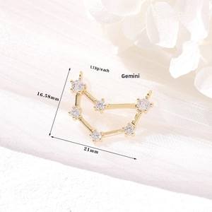 Makroansicht des Gemini-Anhängers aus 14k Gold mit Zirkonia-Steinen für DIY-Schmuck