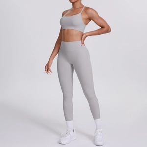 Detailansicht des hellgrauen Yoga-Sets mit dünnem Trägertop und High-Waist-Leggings aus Stretch