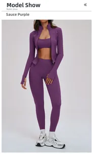 Détail de l'ensemble de yoga violet foncé avec veste et legging en tissu extensible