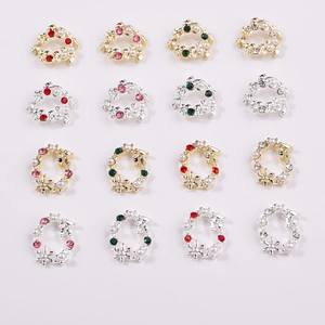 Détails macro de 16 breloques nail art en alliage avec couronnes et strass colorés