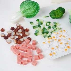 Ensemble de modèles de légumes et aliments miniatures incluant œufs et champignons