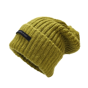 Gorro de punto grueso amarillo mostaza para mujer con etiqueta de tela con letras