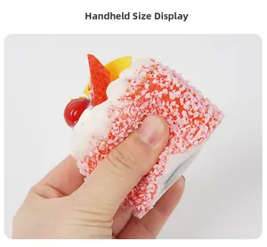 Handgehaltener Herz-Mousse-Kuchen Kühlschrankmagnet mit Sahne und Früchten Dekor