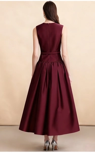 Vue arrière d'une robe en satin bordeaux sans manches avec taille haute et jupe plissée