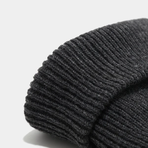 Gros plan sur la maille côtelée épaisse et le revers de ce bonnet d'hiver en tricot
