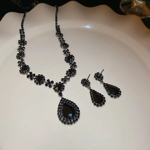 Elegante conjunto de joyas vintage con strass negros en forma de gota de agua