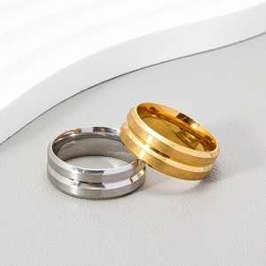 Détail de bagues en acier inoxydable 8mm avec surface mate brossée et rainure centrale