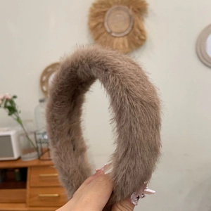 Serre-tête marron en fausse fourrure de vison pour femme au design doux et élégant