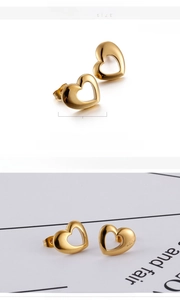 Gros plan de boucles d'oreilles cœur dorées 18K de 15mm avec détails de placage à vide