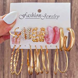 Set de 9 pares de pendientes de aleación dorada con perlas y colgantes de resina rosa en tarjeta