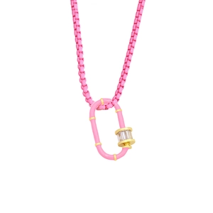 Collana con moschettone in smalto rosa con dettagli dorati e zirconi a baguette lucidi
