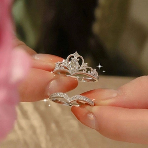 Bague couronne en zircone avec pierre centrale ronde et micro-pavé de diamants pour femme