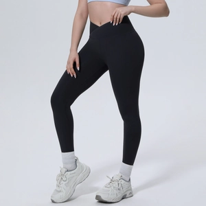 Detailansicht der schwarzen High-Waist Yogahose mit modischem Kreuz-V-Bund-Design
