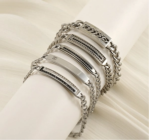 Dettaglio di bracciali cubani in acciaio inossidabile argento con zirconi e piastra
