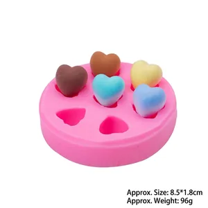 Rosa Silikonform für Herzschokoladen und Fondant mit kleinen bunten Herzen zur Dekoration