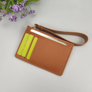 Portacarte sottile in pelle marrone da donna con 3 fessure, zip e cinturino da polso