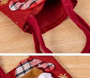 Détail du sac cadeau de Noël en toile rouge avec flocon et poignée en feutre