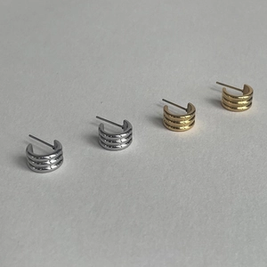 Minimalist S925 silver needle C-shaped ridged metal hoop earrings in gold and silver