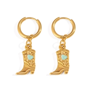 Détail de boucles d'oreilles bottes de cowboy dorées avec cœur vert et gravure