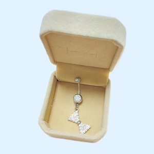 Piercing de nombril en argent avec nœud strass brillant dans un écrin en velours
