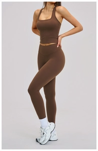 Ensemble de yoga marron chocolat avec débardeur col carré et leggings de sport